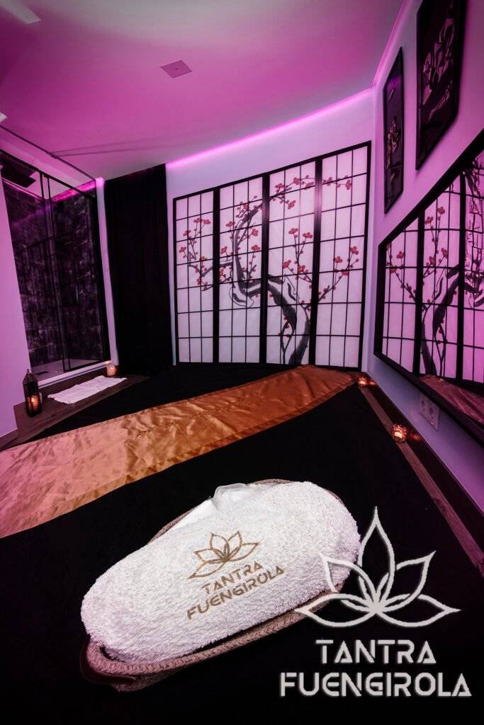 Körsbärsblomsskärmar och massagebädd i golvnivå i Kinarummet i Fuengirola