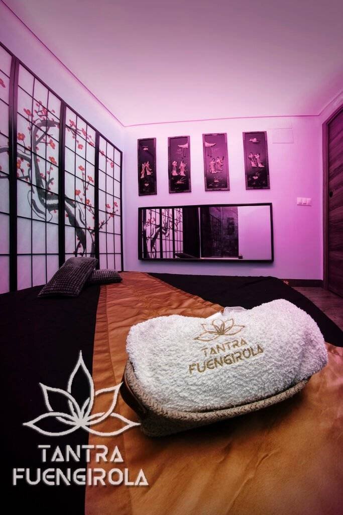 Låg massagebädd och blomsterpaneler i Kinarummet på vårt center i Fuengirola