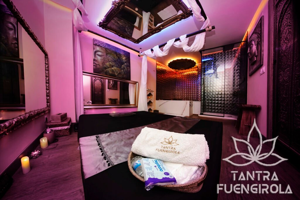 Massage bed under voile drapes and a mirrored ceiling in the Jacuzzi room in Fuengirola