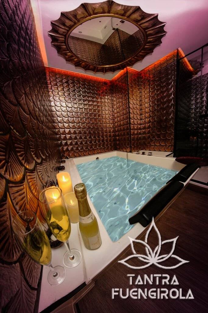 Jacuzzi för två med champagne i vårt privata jacuzzirum i Fuengirola